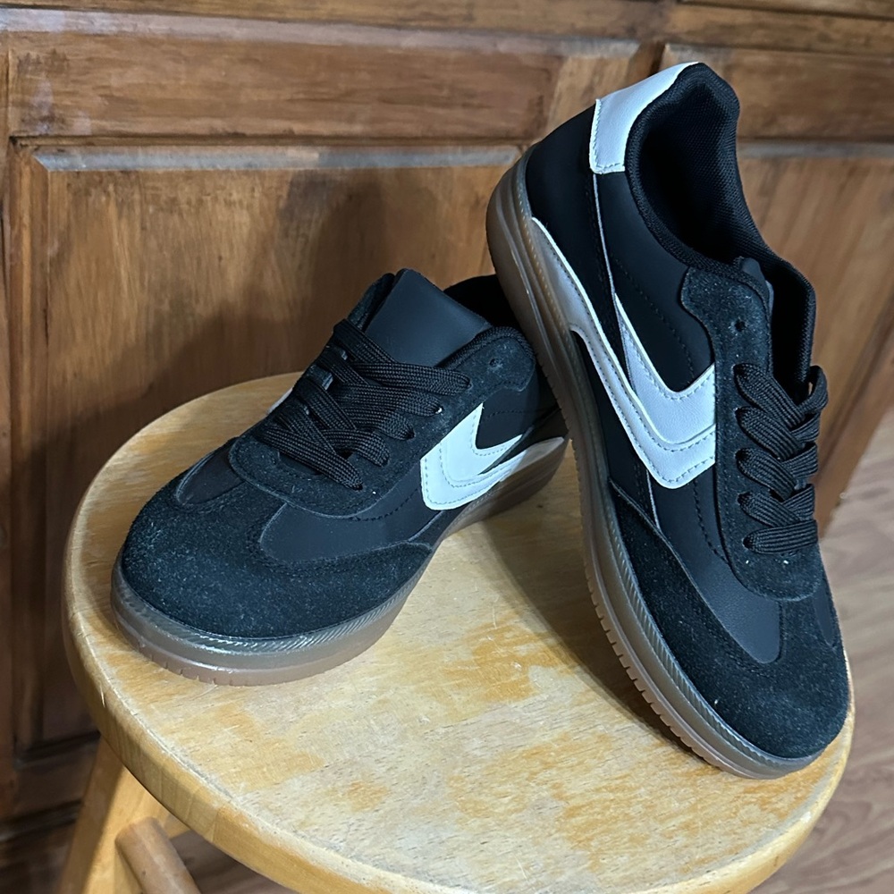 Streetwear Society Black and White Sneakers 6 - Picture 2 of 10